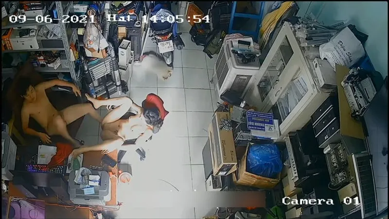 Người vợ người chồng phang nhau trong của cây hàng máy tính